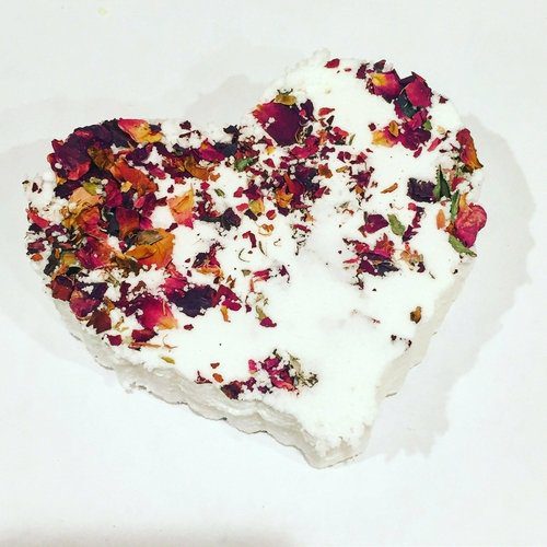 💖 Rose Heart Bath Bomb: Organic, essential oils, & floating rose petals for a luxurious